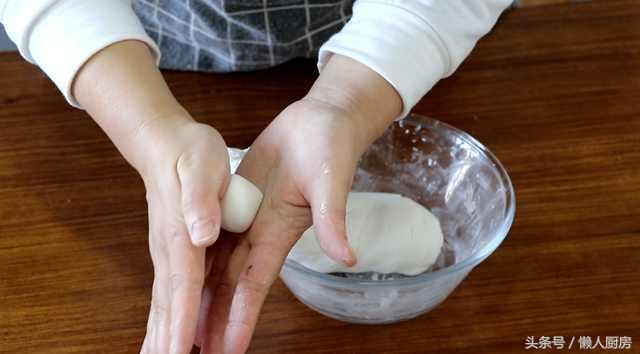 手把手教你做红糖糍粑，用糯米粉做更简单，口感软糯香甜